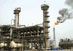 النفط يستقر قرب أدنى مستوى في 7 أشهر والتخمة تواصل الضغط على السوق