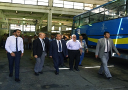 بالصور.. المحافظ يتفقد أتوبيسات النقل العام التي تم رفع كفاءتها بالإسكندرية