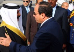 بالفيديو.. الرئيس السيسي يستقبل عاهل البحرين بمطار القاهرة