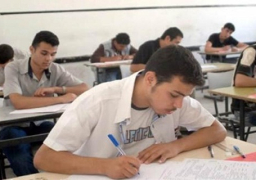 طلاب الثانوية العامة يؤدون الامتحان قبل الأخير