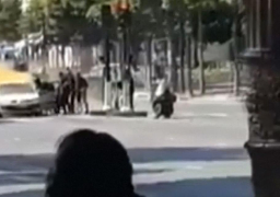 بالفيديو … لحظة اشتعال سيارة مهاجم الشانزليزيه