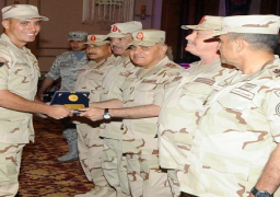 وزير الدفاع يشارك رجال المشاة والمدفعية والإشارة تناول الإفطار