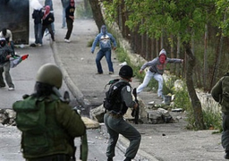 استشهاد فلسطيني وإصابة جنديين بالخليل