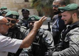 استمرار الاعتصام قرب الاقصى واسرائيل تمنع دخول الصحفيين