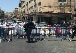 استمرار التوتر في القدس والفلسطينيون يؤدون صلاة الفجر في الشوارع