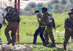 الإحتلال يعتقل 6 فلسطينيين بينهم حارس بالأقصى