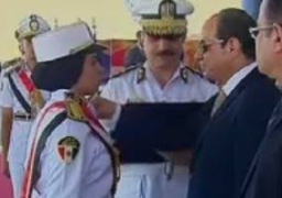 السيسي يمنح أوائل خريجي الشرطة نوط الامتياز