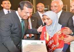 بالصور .. محافظ أسيوط يكرم أوائل الشهادات العامة