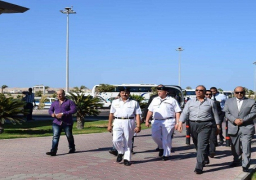 بالصور .. محافظ البحر الأحمر يتفقد الحالة الأمنية بمطار الغردقة