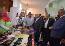 بالصور .. محافظ البحر الأحمر يفتتح معرض دعم المنتج المصري