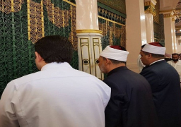 بالصور.. الإمام الأكبر يصلي الجمعة في المسجد النبوي