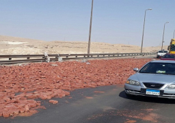 بالصور..كثافات مرورية لانقلاب سيارة نقل بطريق الأوتوستراد