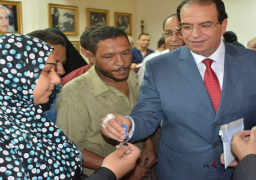 بالفيديو والصور.. منح متضرري انهيار عقار عزبة الصفيح وحدات بديلة