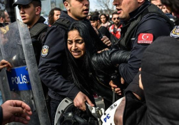 تركيا تحتجز 12 ناشطا حقوقيا