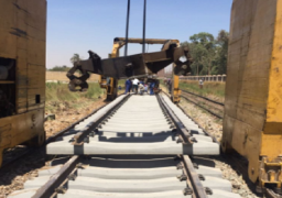 تواصل أعمال تجديدات السكك الحديدية آلياً بنجع حمادى – فرشوط