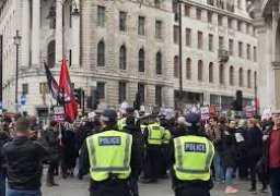 توافد آلاف المحتجين إلى وسط لندن للمطالبة بإقالة ماي