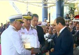 رئيس أكاديمية الشرطة يسلم السيسي هدية تذكارية
