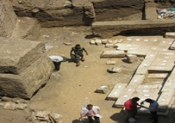 فك ونقل المقبرة الاثرية بالشرقية تمهيدا لترميمها