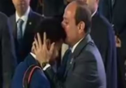 بالفديو …. السيسى يقبل رأس “ياسين”.. معاق يجمع شكاوى الدلتا على دراجة ويسلمها للرئيس