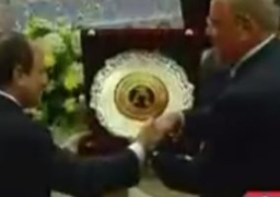 رئيس “المركزى للمحاسبات” يهدى الرئيس السيسى درع اليوبيل الماسى للجهاز