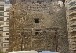 الآثار تزيل الإرتفاعات البنائية لعقار بجوار حرم الطاحونة الأثرية بالإسكندرية