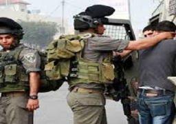الاحتلال يعتقل 12 فلسطينيا من مناطق بالضفة الغربية