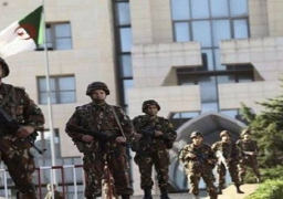 الجيش الجزائرى يضبط كمية من الأسلحة ويدمر مخابئ للإرهابيين