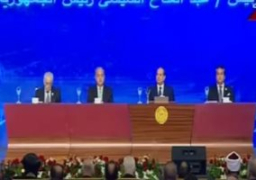 بالفيديو …. وزير التعليم العالى يهدى الرئيس السيسى درع “عيد العلم”