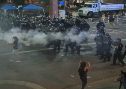الشرطة الأمريكية تستخدم الغاز لتفريق متظاهرين ضد ترمب بأريزونا