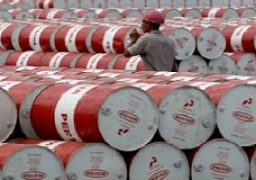 النفط يرتفع بفضل مؤشرات على تقلص تدريجي للمعروض في السوق