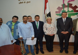 بالصور.. وزير القوى العاملة يسلم 40 عقد عمل للمعاقين
