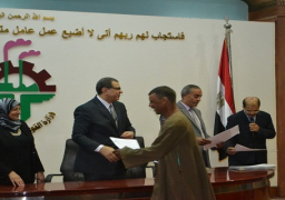 بالصور..”سعفان” يسلم 179 عاملا عقود عملهم بدولة خليجية