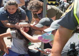 بالفيديو.. شاحنة تصدم حشدا في برشلونة وسقوط مصابين