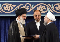 رسميًا .. خامنئي يسلم روحاني مرسوم تولي رئاسة إيران