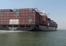 سفينتان عملاقتان تعبران قناة السويس بحمولات تبلغ 400 ألف طن