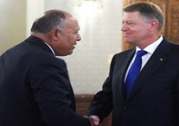 شكرى يسلم رئيس رومانيا دعوة من الرئيس السيسي لزيارة مصر