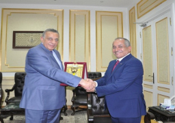 محافظ الجيزة يهدي سفير الأردن درع المحافظة