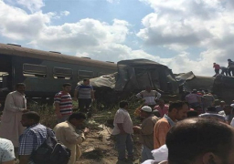 وزير النقل يعاين موقع حادث تصادم قطارين شرق الإسكندرية