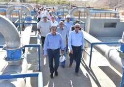 بالصور …. وزير الإسكان يتفقد محطة رفع جبل شيشة في أسوان