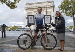 حول العالم في زمن قياسي .. على دراجة