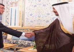 خادم الحرمين الشريفين يستقبل وزير خارجية اليابان