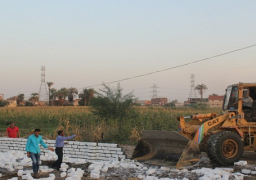 إزالة التعديات على الأراضي الزراعية بمركزين بالمنيا
