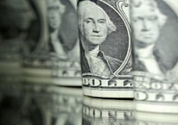 الدولار عند أعلى مستوى في 8 أسابيع أمام الين قبيل اجتماع المركزي الأمريكي