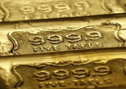 الذهب يهبط من أعلى مستوى في عام