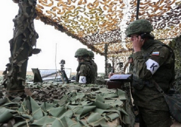 القوات الروسية تقيم جسرا عسكريا أعلي نهر الفرات بمدينة دير الزور السورية