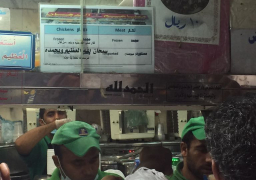 بالصور.. الكشرى المصرى يقهر الوجبات السريعة بالأراضى المقدسة