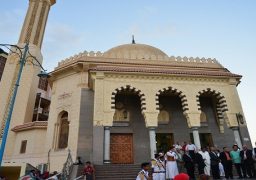 بالصور والفيديو محافظ مطروح يؤدى صلاة عيد الاضحي