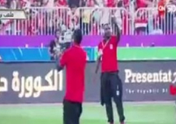 بالفيديو.. المنتخب الأوغندى يلتقط “سيلفى” مع الجماهير بمدرجات برج العرب