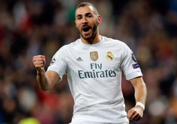 بنزيمة يجدد عقده مع ريال مدريد حتى 2021