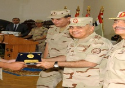 وزير الدفاع والإنتاج الحربى يلتقى بطلبة كلية الضباط الإحتياط